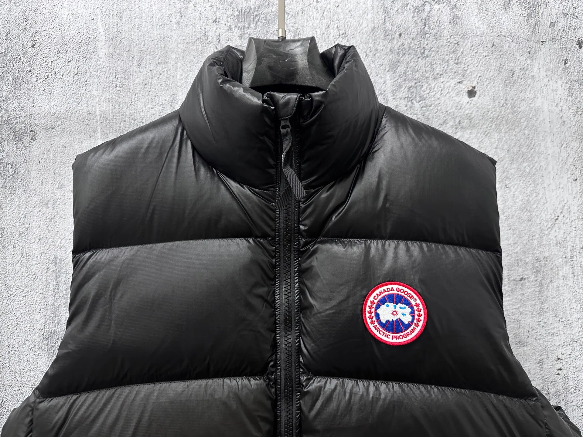 P560 [Canada Goose] Big Goose🦢Puff Down Vest has always been recognized as the warmest down jacket. Various Instagram celebrities, Internet celebrities, and celebrities often wear it for street photos. I make Canada Goose every year, but I still can't get rid of my love for it. No matter how cold the days are, there is no need to be afraid, because there is! Filled with 90% white duck down, it is the legendary warmest down jacket and is known as a must-have for Arctic outdoor sports! The most popular down jacket in the world, celebrities are rushing to buy it, it is a must-have! Size: XS-XL